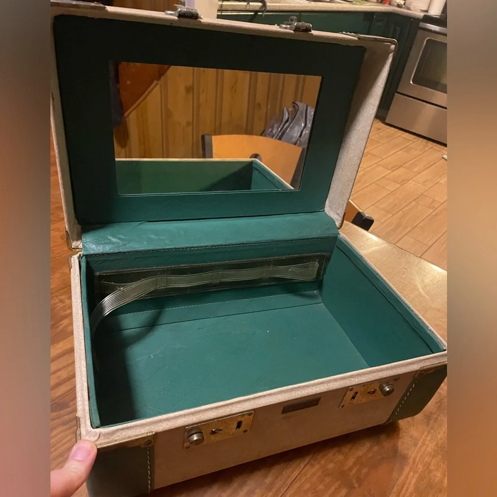 Vintage Retro 50’s 60’s Globester Train Case travel decor unique rare